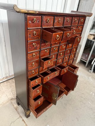 Cómoda de madera oriental restaurada