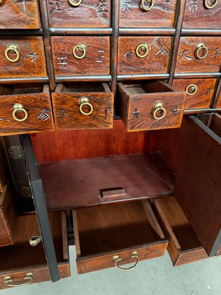 Cómoda de madera oriental restaurada