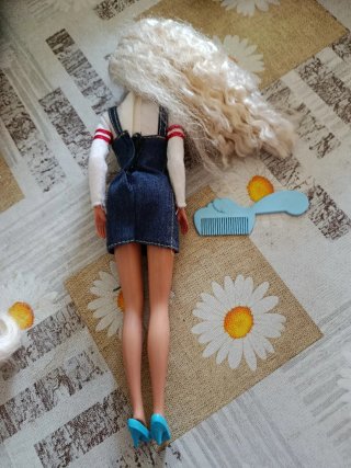 Muñeca Barbie estilo overol.