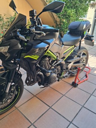 Kawasaki Z900E 2022 Negra/verde