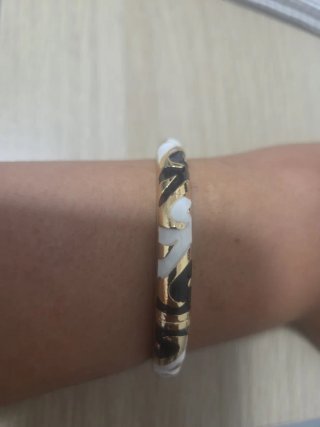 Pulsera dorada con esmalte blanco y negro