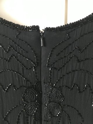 Blusa nera ricamata con perline.