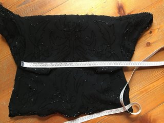 Blusa nera ricamata con perline.