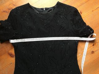 Blusa nera ricamata con perline.