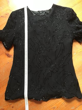 Blusa nera ricamata con perline.