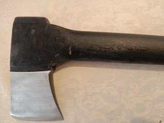 Hacha FISKARS finlandesa original con funda