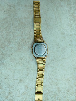 Reloj Dorado con Bisel de Cristales
