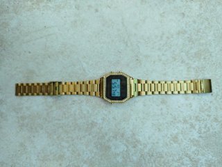 Reloj Dorado con Bisel de Cristales