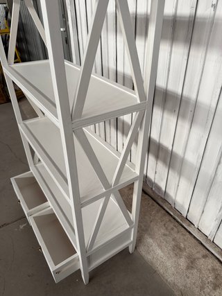 Estantería de madera maciza blanca