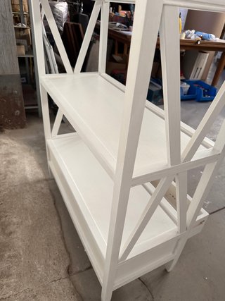 Estantería de madera maciza blanca