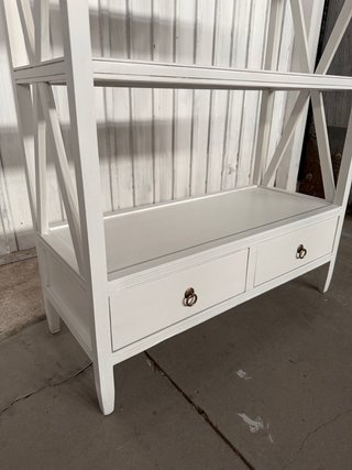 Estantería de madera maciza blanca