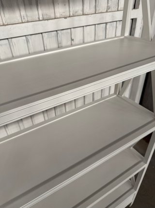 Estantería de madera maciza blanca
