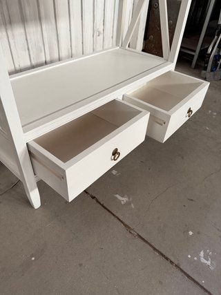 Estantería de madera maciza blanca