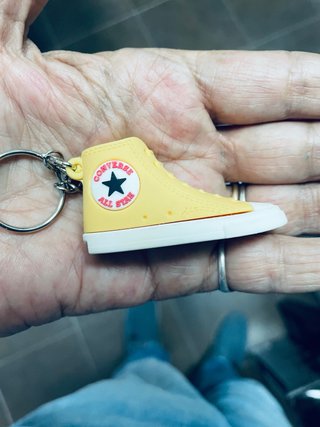 Llavero zapatilla Converse All Star amarillo