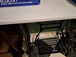 Mesa antigua máquina coser mármol