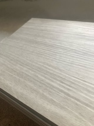 Suelo vinílico SPC gris claro 5,5 mm.