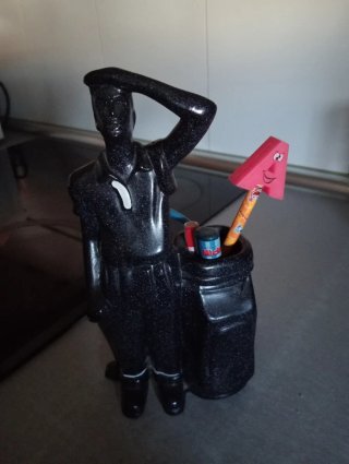 Portalápices figura hombre negro