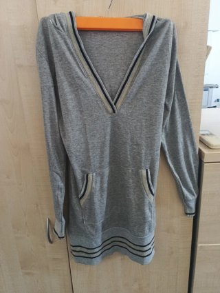 Vestido con capucha