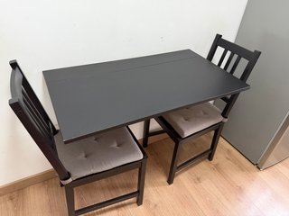 Mesa abatible y 2 sillas