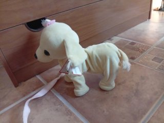 Perrito de peluche interactivo Belros con correa