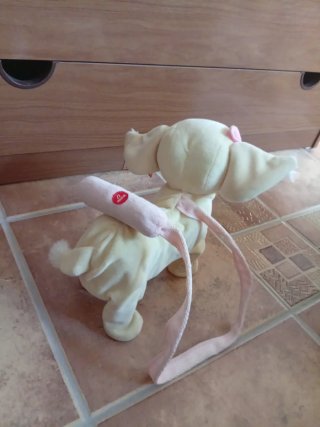 Perrito de peluche interactivo Belros con correa