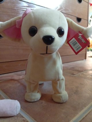 Perrito de peluche interactivo Belros con correa
