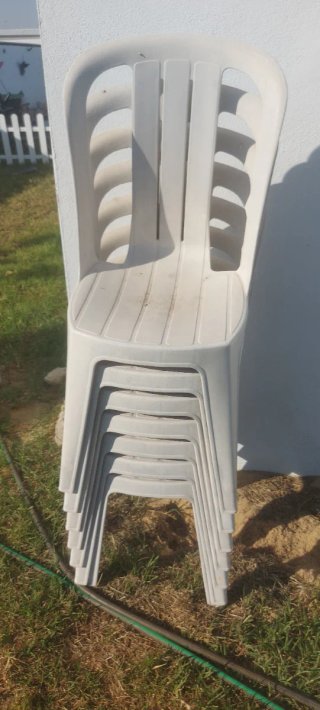 7 Sillas de plástico apilables blancas