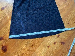 Canotta in pizzo nero con spalline regolabili.