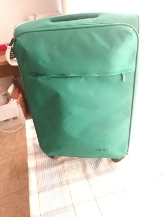 Maleta verde con ruedas