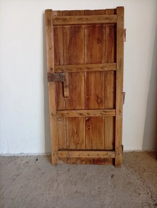 Puerta madera rústica con clavos 167x78cm
