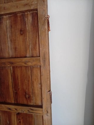 Puerta madera rústica con clavos 167x78cm