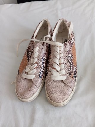 Lote de calzado: zapatillas, sandalias y zapatos