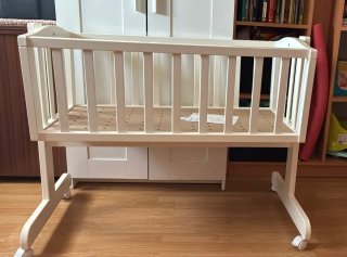 Minicuna blanca con ruedas