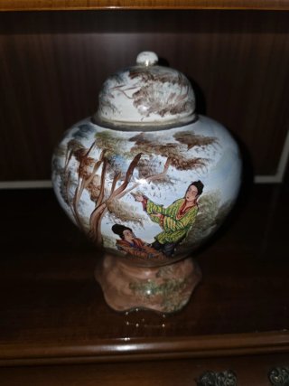 Jarrón de cerámica asiático decorado