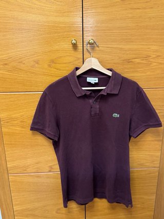 Polo Lacoste burdeos hombre