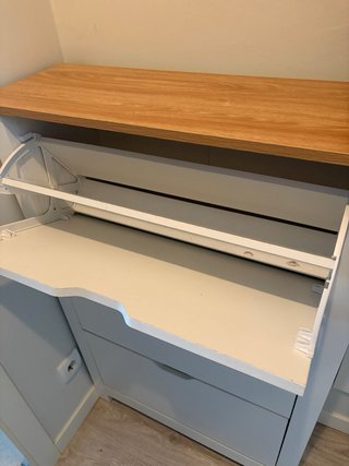 Zapatero estrecho blanco y madera