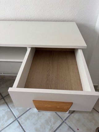 Escritorio blanco con cajón y estantes