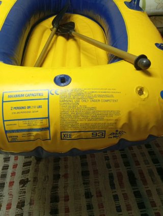 Barca hinchable amarilla y azul