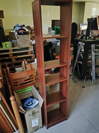 Estantería de madera marrón