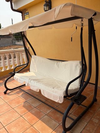 Balanza de jardín beige y negra