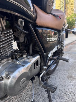 Suzuki TU250X Negra y Marrón