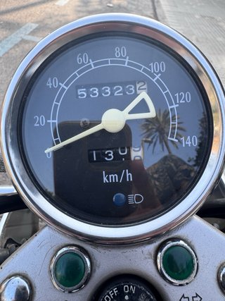 Suzuki TU250X Negra y Marrón