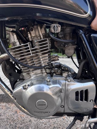 Suzuki TU250X Negra y Marrón