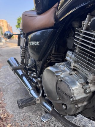 Suzuki TU250X Negra y Marrón