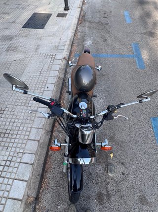 Suzuki TU250X Negra y Marrón