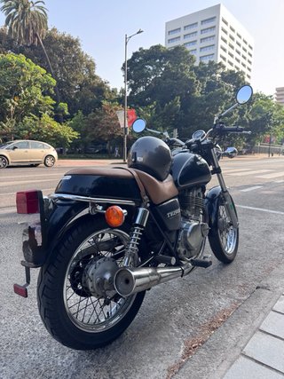 Suzuki TU250X Negra y Marrón