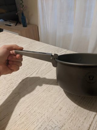 Asa de titanio universal para ollas y sartenes