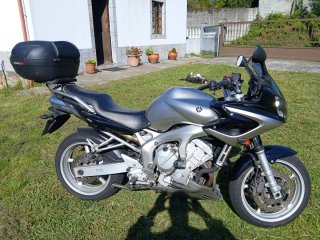 Yamaha Fazer 600 gris
