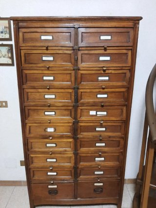 Schedario antico in legno