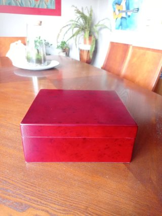 Caja de madera para puros con humidificador